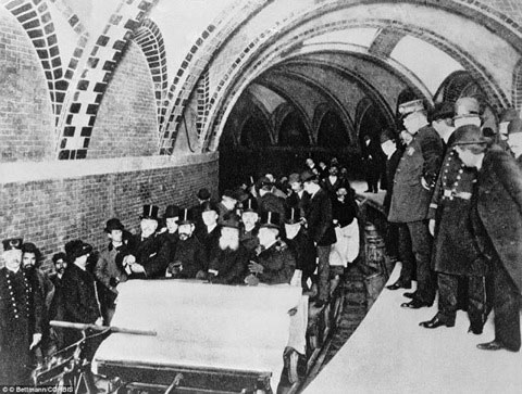 01-first-NYC-subway-riders